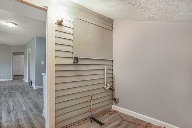 Building Photo - Coming Soon - Large 4 Bedroom in Mishawaka!