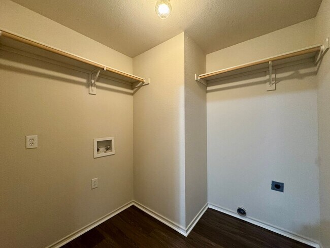 Building Photo - 10201 Iris Ln