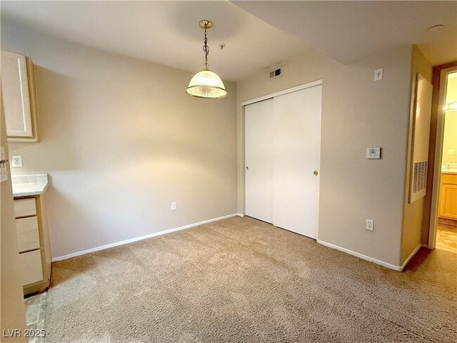 Building Photo - 950 Seven Hills Dr