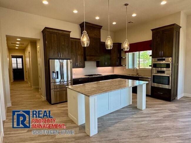 Building Photo - 4 Bedroom home on elevated Bloomington lot...