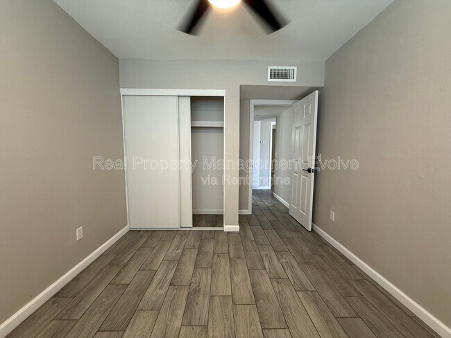 Building Photo - 3302 W Loma Ln