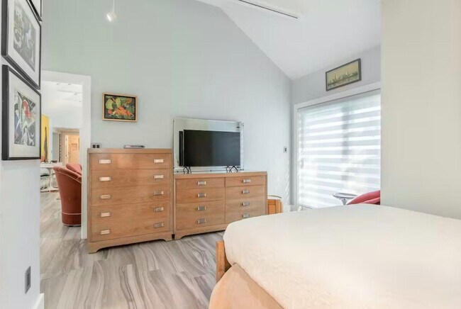 Building Photo - 629 Elizabeth St