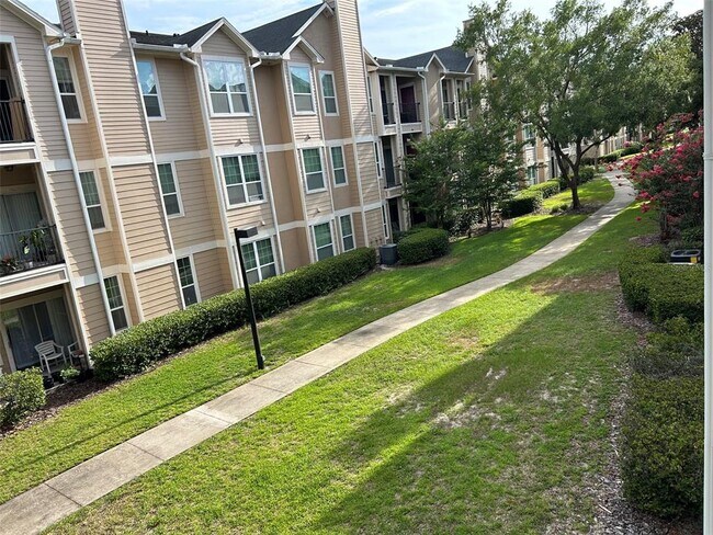 Building Photo - 2015 Erving Cir