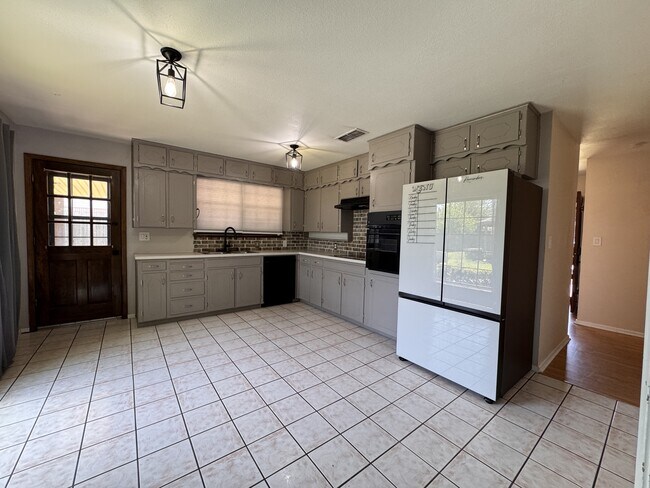 Building Photo - 2301 Perrin Dr