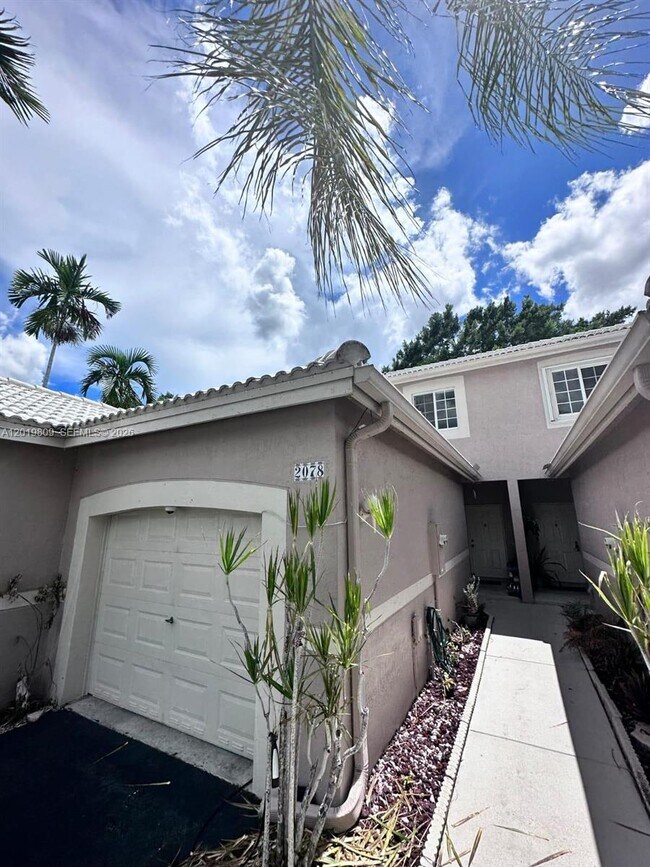 Building Photo - 2078 Madeira Dr