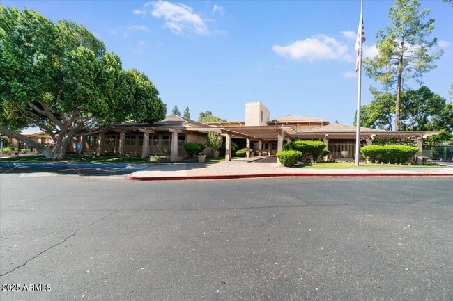 Building Photo - 5200 S Lakeshore Dr