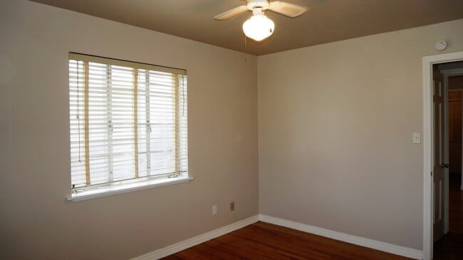 Building Photo - 4 BED 2 BATH 1 CAR GARAGE PLUS CARPORT IN STEVE PENNINGTON ADDITION