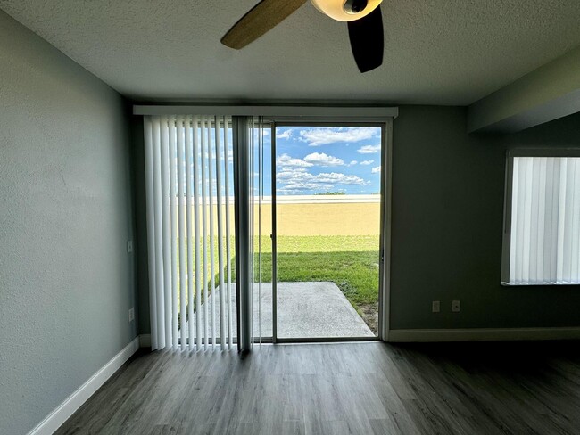 Building Photo - Contemporary Townhome for Rent in Davenpor...