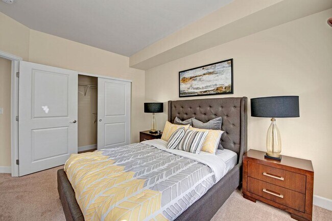 Building Photo - Vista View