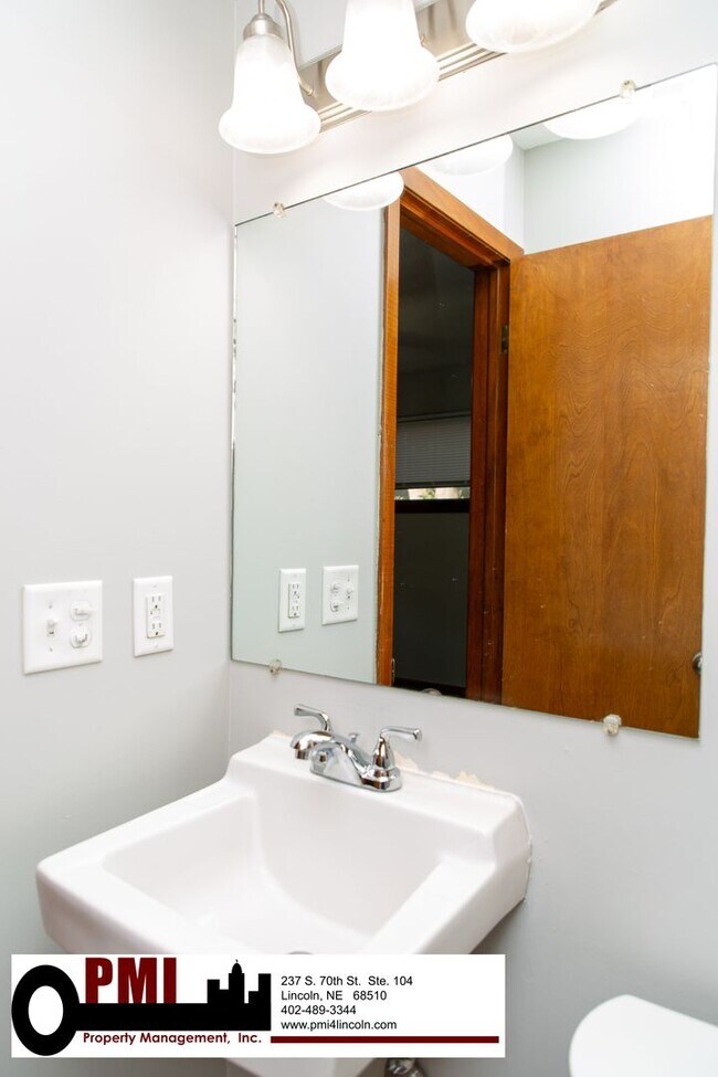 Building Photo - 2 Bedroom and 1.5 Bathroom Apartment Avail...