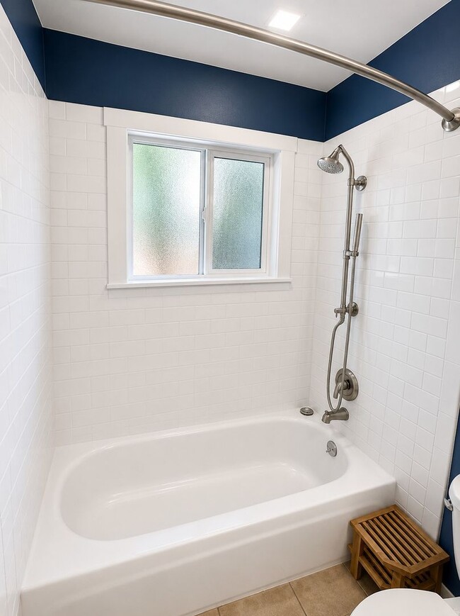 Building Photo - 2bd/1ba Seattle Condo