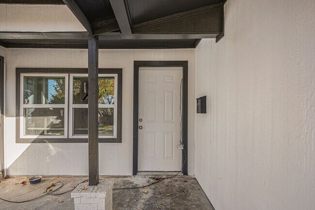 Building Photo - This charming 3-bedroom, 1-bath residence offers 1,000 square feet of comfortable living space, p...