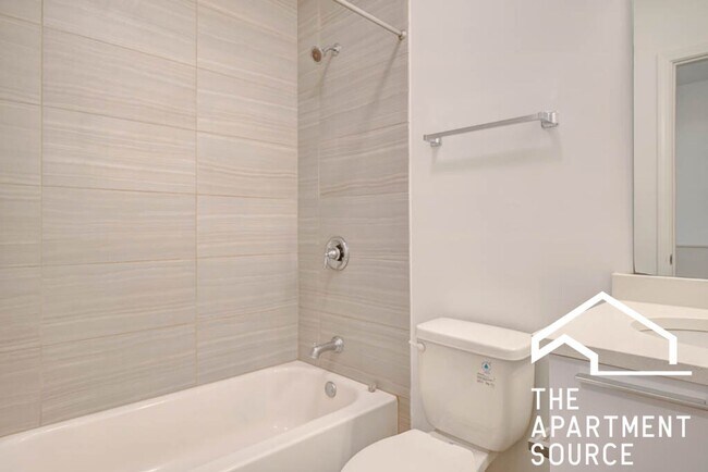 Building Photo - Humboldt Park 2 Bed/2.5 Bath Duplex w/ In Unit Laundry