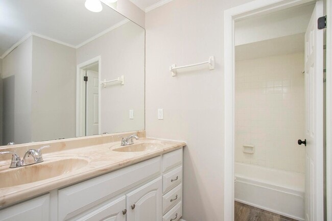 Building Photo - 421 Raintree Dr