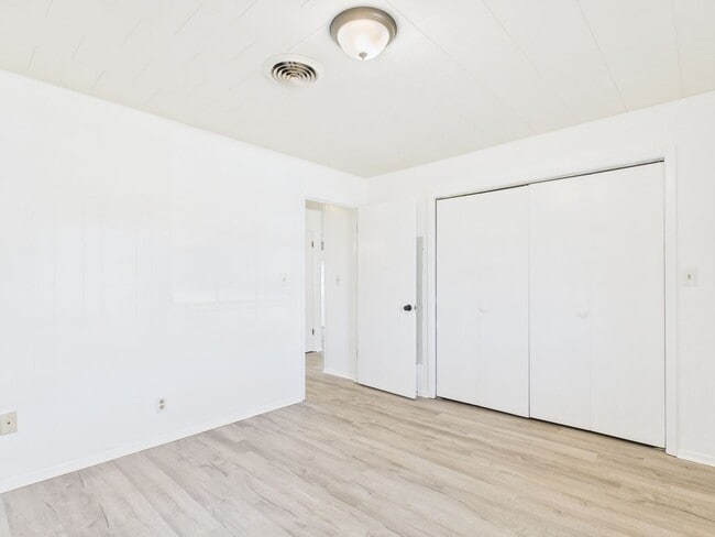 Building Photo - 100 NW Hills Dr