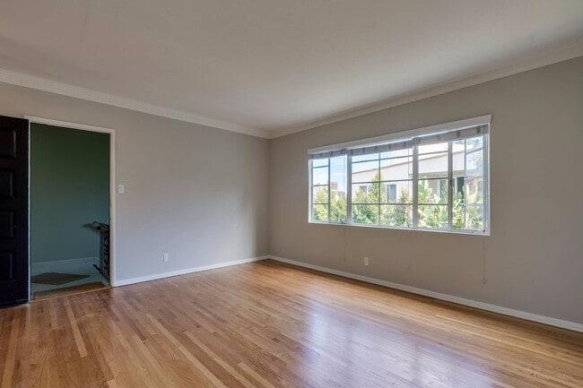 Building Photo - Walking distance to UCLA!