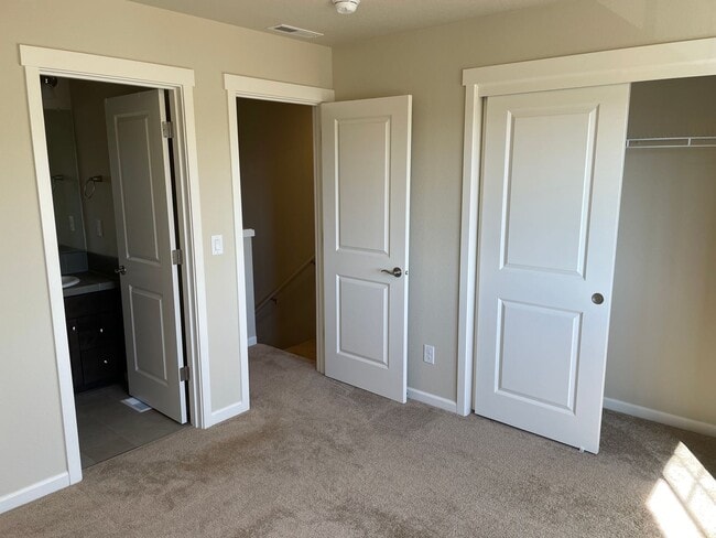 Building Photo - Bethany Townhouse