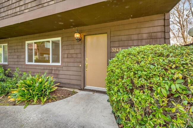 Building Photo - Spacious 4-Bedroom, 2.5-Bath Townhouse Clo...