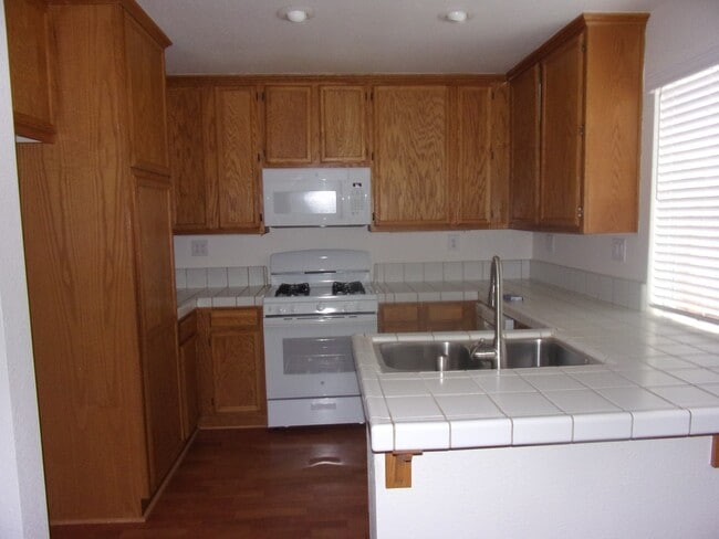 Building Photo - 853 Vassar Dr