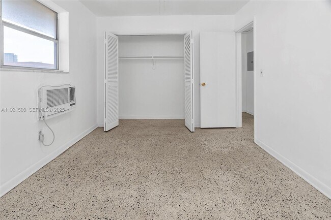 Building Photo - 644 SW 10th St