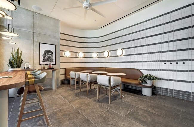 Building Photo - 610 Davis St