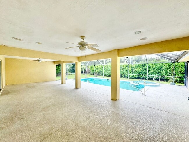Building Photo - ** BERKSHIRE LAKES ** 3 BED + DEN / 2.5 BA...