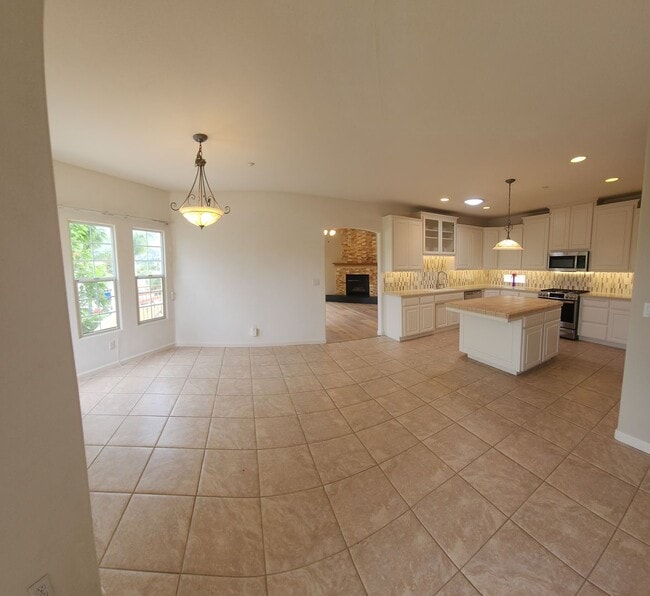 Building Photo - Contemporary Beautiful Spacious 4 bed 3 bath home