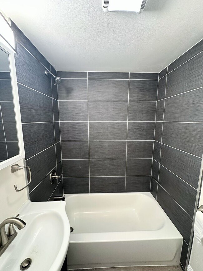 Building Photo - Completely Renovated 2 Bed + 2 Bath House ...