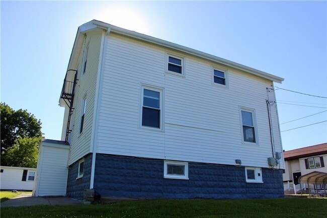 Building Photo - 204 Lewis St
