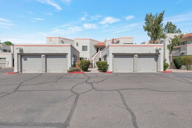 Building Photo - Charming 2-bedroom, 2.5-bathroom condo with a garage in Scottsdale, AZ