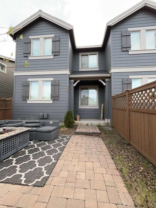 Building Photo - Gorgeous Newer Townhouse in NE Bend
