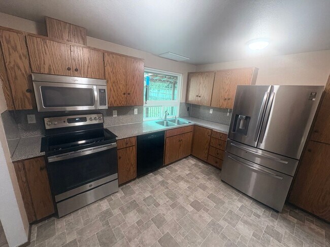 Building Photo - Charming Puyallup Home – Spacious & Updated