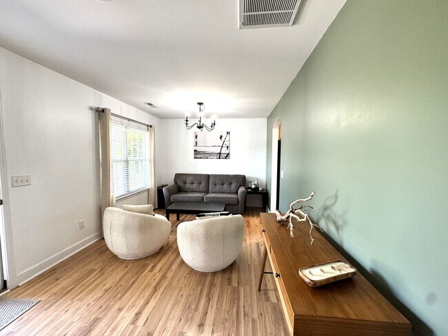 Building Photo - Minutes to the Beach! Conveniently located between Jacksonville & Wilmington