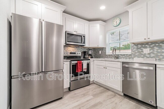 Building Photo - 2221 Calexico Way S