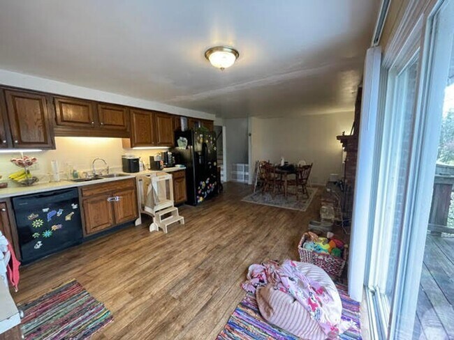 Building Photo - 3840 E 10th St