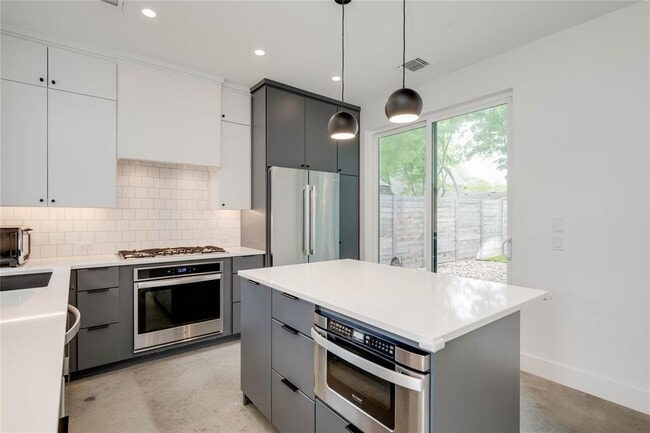 Building Photo - 1206 Justin Ln