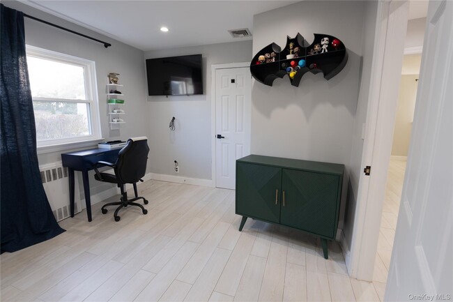 Building Photo - 275 Longvue Terrace