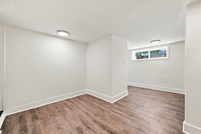 Building Photo - 2910 N Woodstock St