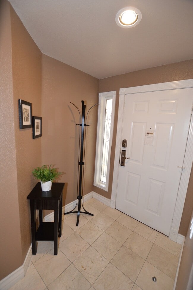 Building Photo - Meridian FURNISHED 2 BDR /2 BATH Luxury Co...