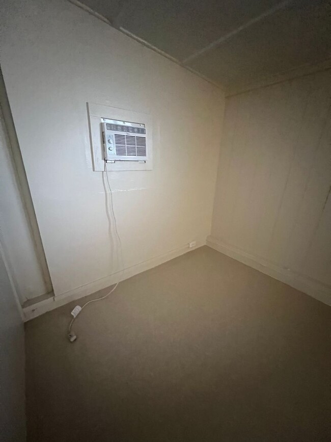 Building Photo - Cozy 1 bedroom “bachelor” in Kaimuki w/par...