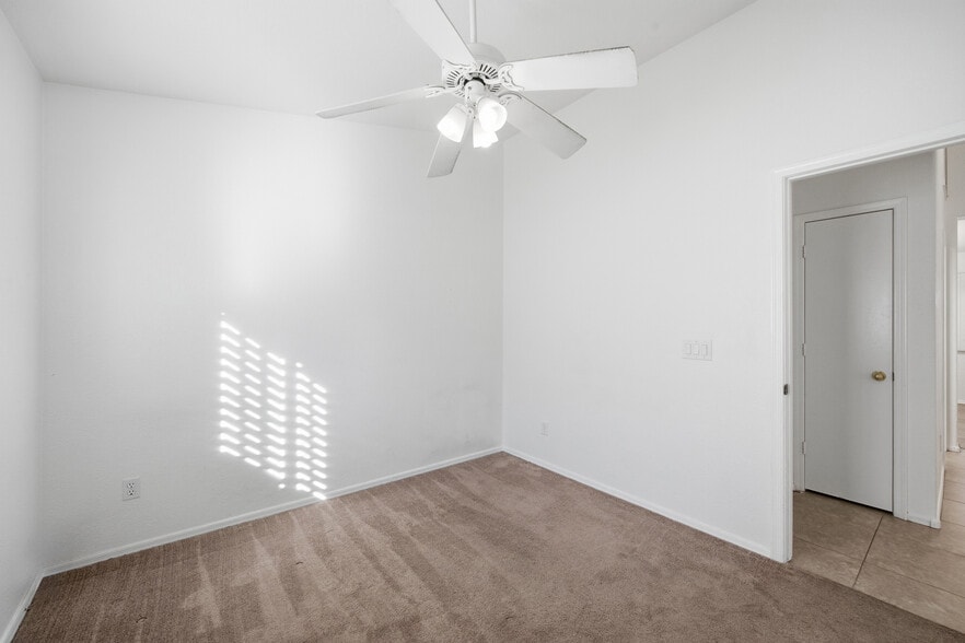 Building Photo - 7319 W Eugie Ave