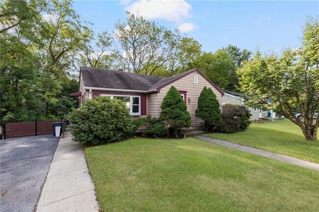 Primary Photo - 61 School St