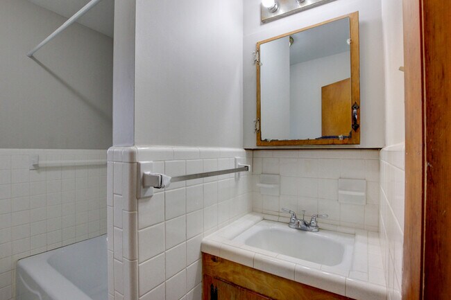Building Photo - 104 W McReynolds Dr