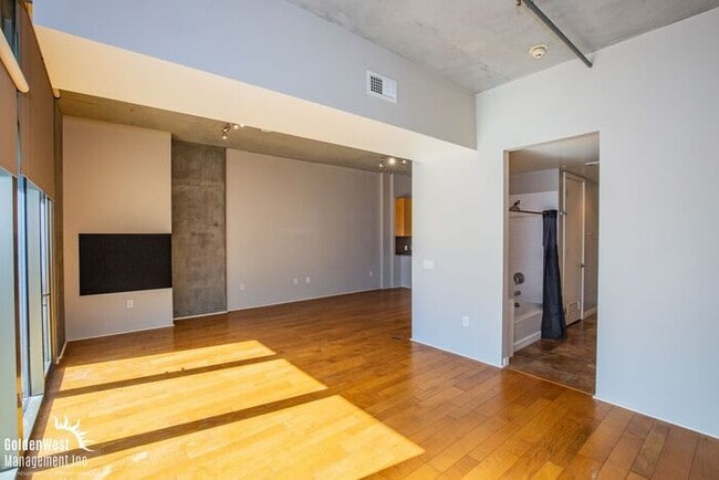 Building Photo - Modern Downtown 1Bdm 1Ba Condo at Juhl!