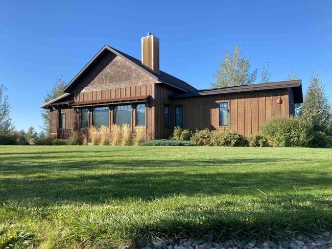Building Photo - Stunner on Springhill
