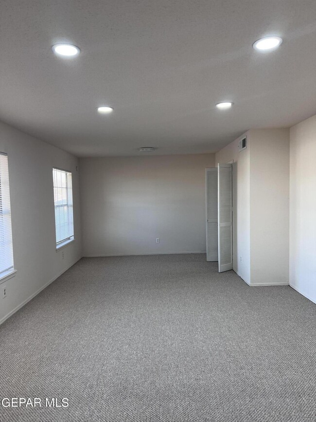 Building Photo - 10524 Candlewood Ave