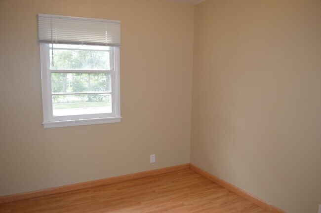 Building Photo - 1110 S Shore Dr