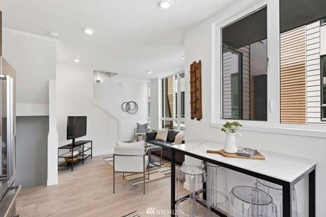Building Photo - Greenlake 2bed / 2bath Townhouse