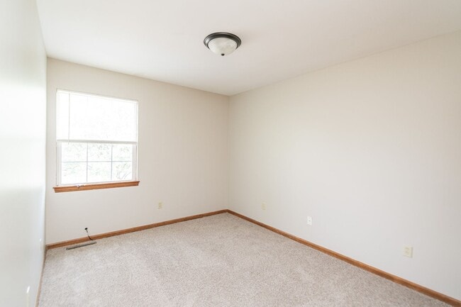 Building Photo - 3 bedroom / 2.5 bathroom Townhome for Rent...