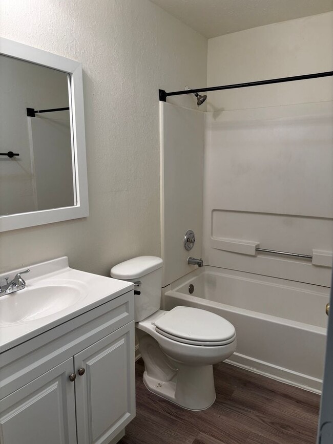 Building Photo - 3 Bedroom 2 Bath